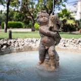 ...e i sentieri sono poi impreziositi da fontane con putti, figure allegoriche... 